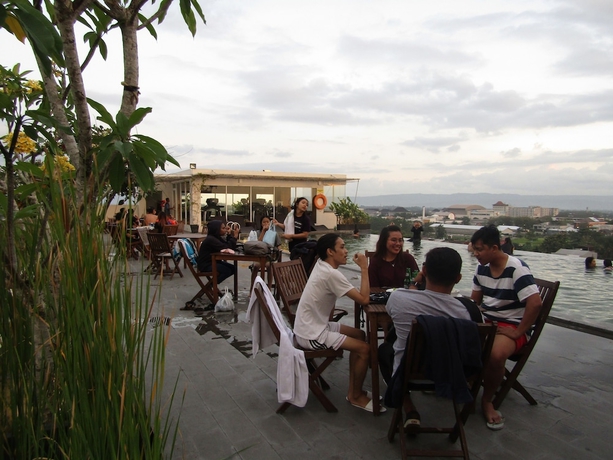 Imagen de la piscina del Hotel Student Park. Foto 16