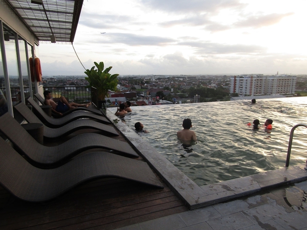 Imagen de la piscina del Hotel Student Park. Foto 17