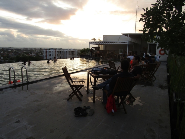 Imagen de la piscina del Hotel Student Park. Foto 18