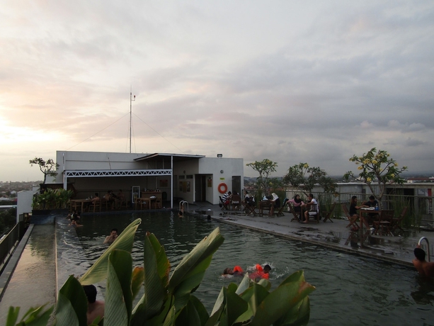 Imagen de la piscina del Hotel Student Park. Foto 19