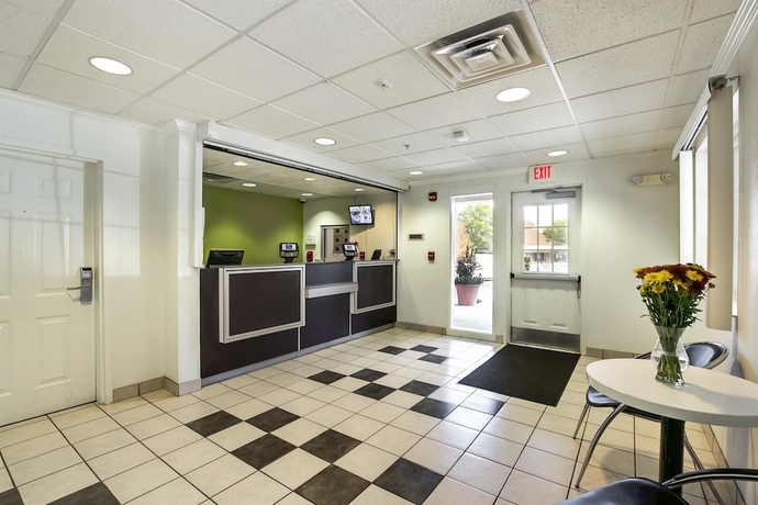 Imagen de los interiores del Hotel Studio 6 East Brunswick, NJ - NYC Area. Foto 19
