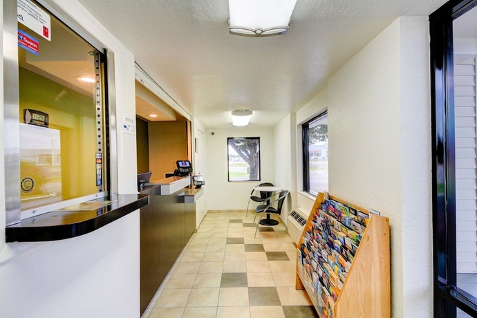 Imagen de los interiores del Hotel Studio 6 Midwest City, OK - Oklahoma City. Foto 16