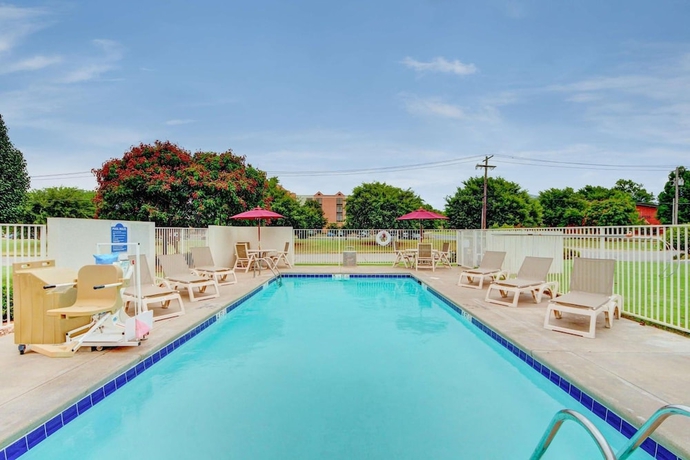 Imagen de la piscina del Hotel Studio 6 Midwest City, OK - Oklahoma City. Foto 17