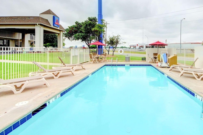 Imagen de la piscina del Hotel Studio 6 Midwest City, OK - Oklahoma City. Foto 19