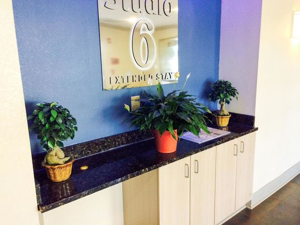 Imagen de los interiores del Hotel Studio 6 Opelika, Al - Auburn Al. Foto 7