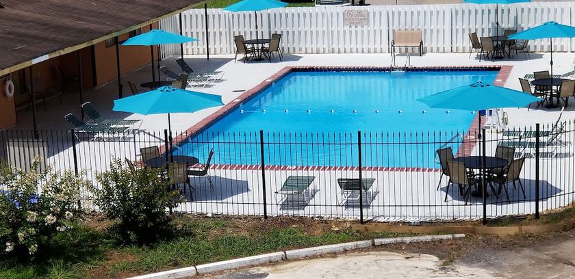 Imagen de la piscina del Hotel Studio 6 Suites Memphis, TN &ndash; East Memphis. Foto 17