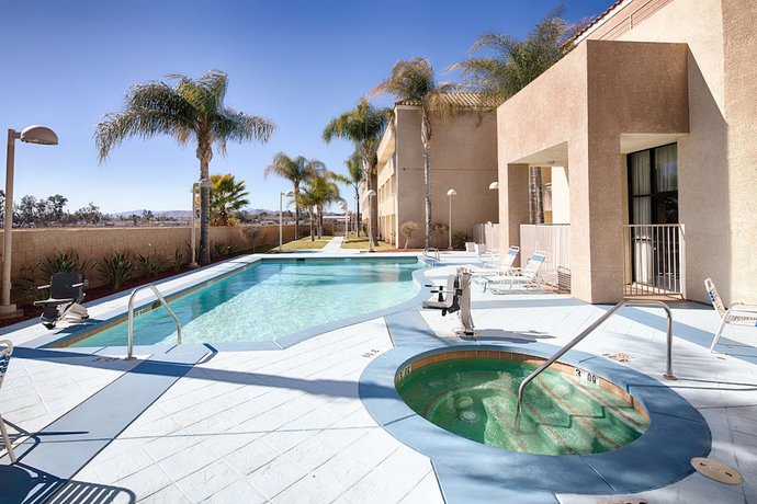 Imagen de la piscina del Hotel Studio 6 Suites Perris, CA. Foto 18