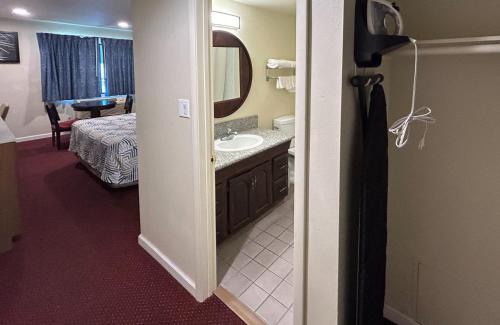 Imagen de la habitación del Hotel Studio 6 Suites Santa Ana, CA. Foto 12
