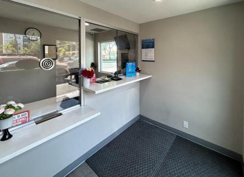 Imagen general del Hotel Studio 6 Suites Santa Ana, CA. Foto 3