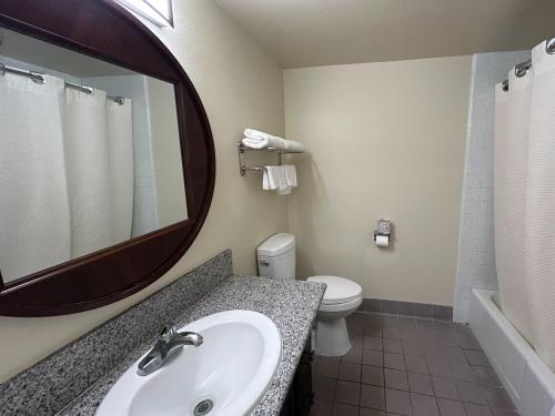 Imagen de la habitación del Hotel Studio 6 Suites Santa Ana, CA. Foto 13