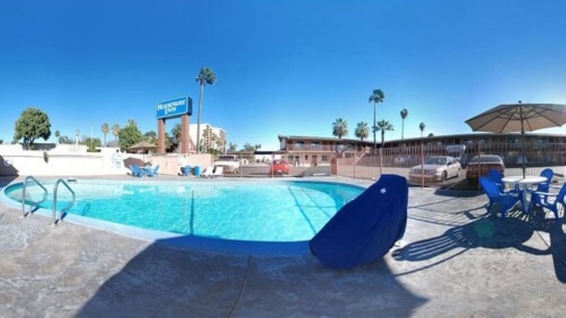 Imagen de la piscina del Hotel Studio 6 Suites &ndash; San Bernardino, CA. Foto 12