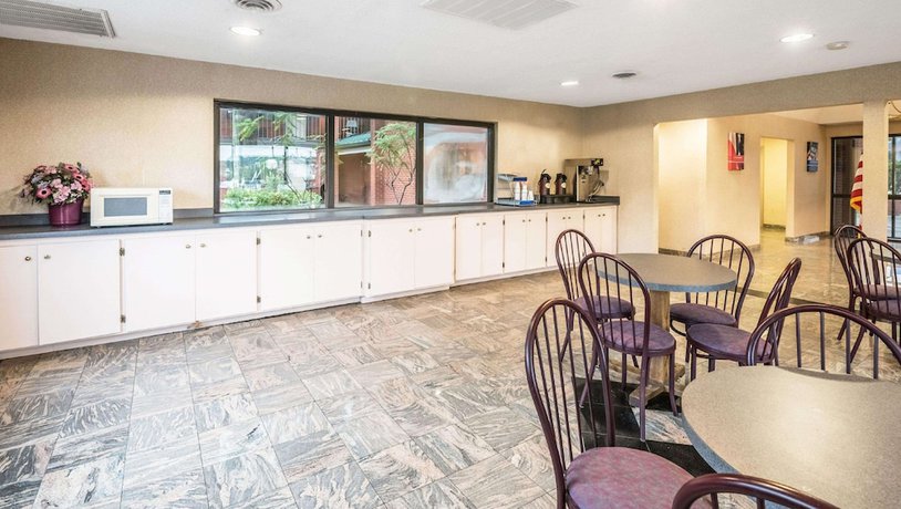 Imagen de los interiores del Hotel Studios And Suites 4 Less Emporia. Foto 14