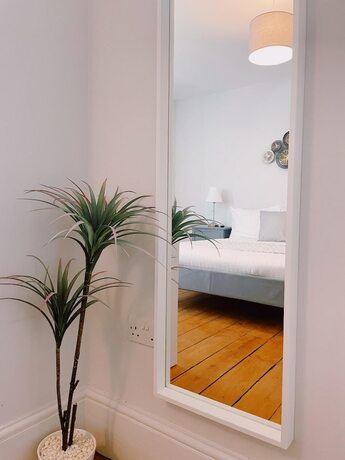 Imagen general del Hotel Stunning 8-bed House With Sea and Beach Views. Foto 8