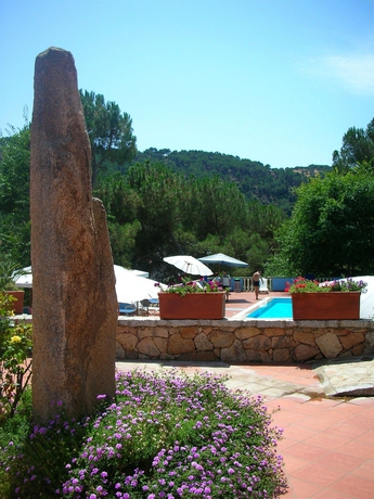 Imagen de los exteriores del Hotel Su Lithu. Foto 8