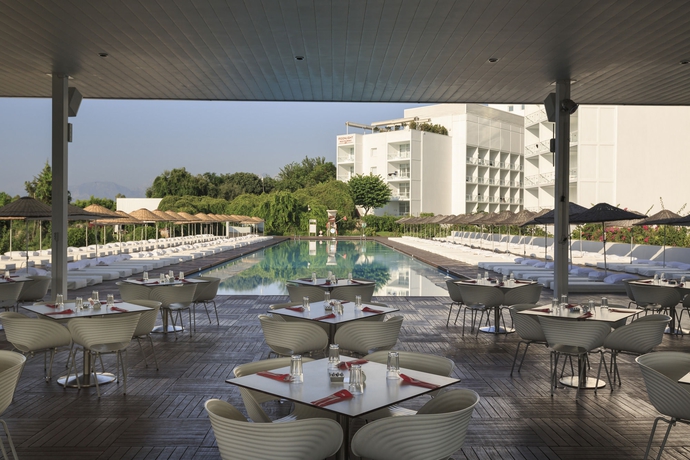 Imagen de la piscina del Hotel Su and Aqualand. Foto 13