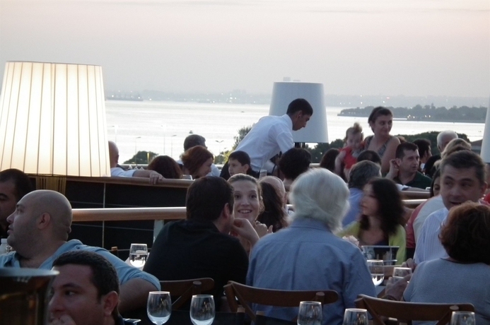 Imagen del bar/restaurante del Hotel Suadiye. Foto 8