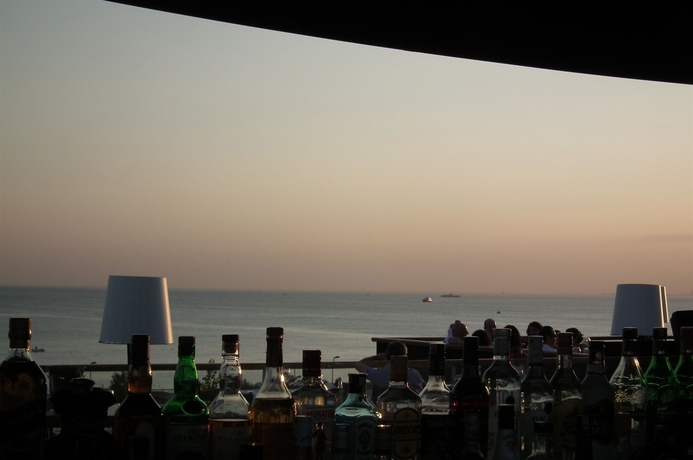 Imagen del bar/restaurante del Hotel Suadiye. Foto 10