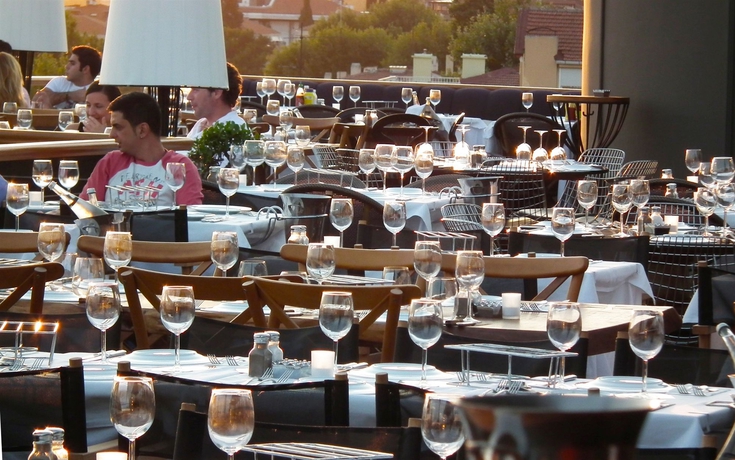 Imagen del bar/restaurante del Hotel Suadiye. Foto 12