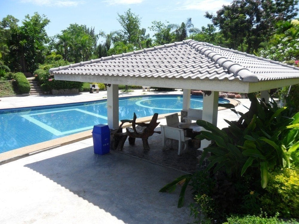 Imagen de la piscina del Hotel Suan Phueng Pa Wai Resort. Foto 19