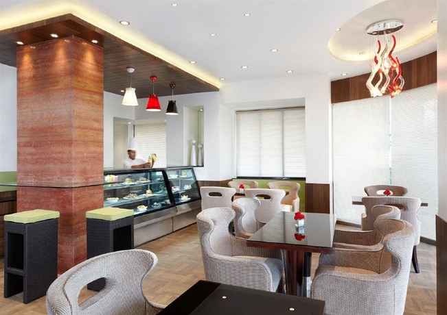 Imagen del bar/restaurante del Hotel Suba Galaxy. Foto 3