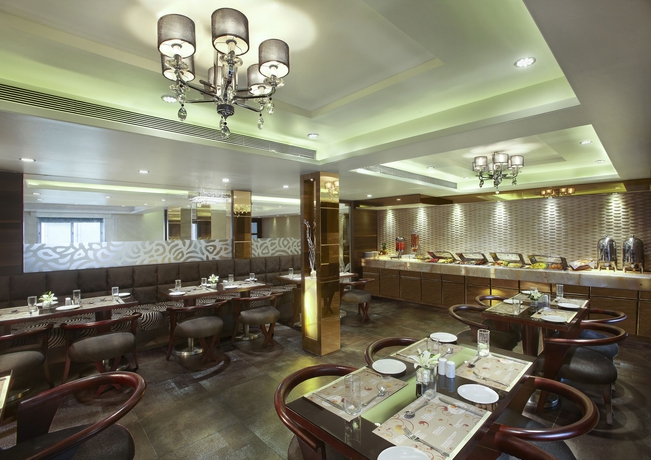 Imagen del bar/restaurante del Hotel Suba Palace. Foto 4