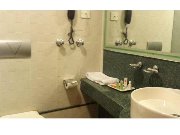 Imagen de la habitación del Hotel Suba Palace. Foto 7