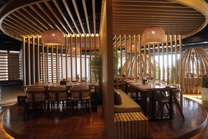 Imagen del bar/restaurante del Hotel Subansiri. Foto 2
