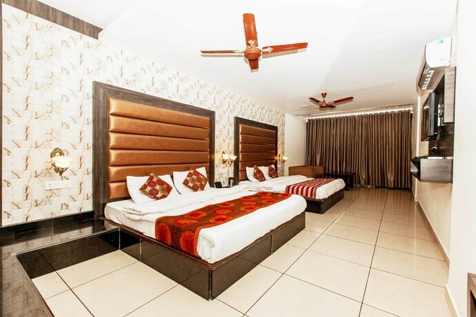 Imagen de la habitación del Hotel Subash International. Foto 17