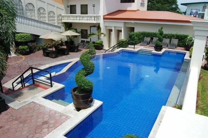 Imagen de la piscina del Hotel Subic Bay Travelers and Event Center. Foto 27