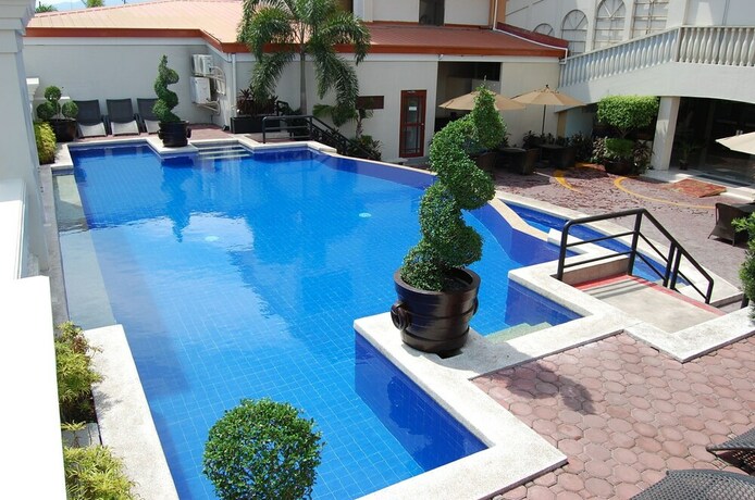 Imagen de la piscina del Hotel Subic Bay Travelers and Event Center. Foto 28