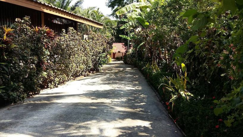 Imagen de los exteriores del Hotel Subtawee Resort. Foto 11