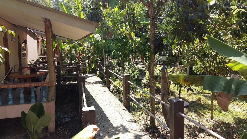 Imagen de los exteriores del Hotel Subtawee Resort. Foto 13