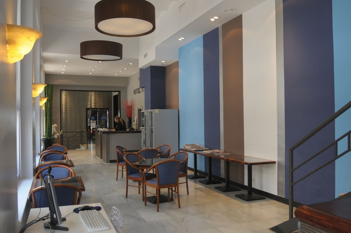 Imagen de los interiores del Hotel Subur. Foto 13