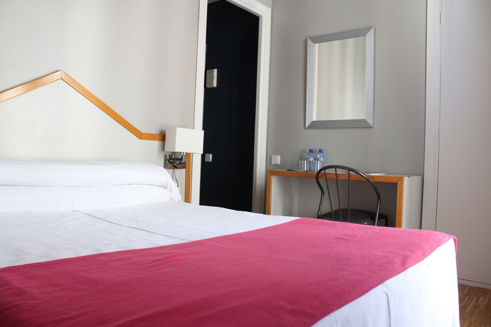 Imagen de la habitación del Hotel Subur. Foto 7