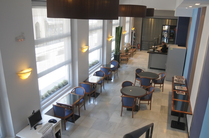 Imagen de los interiores del Hotel Subur. Foto 16