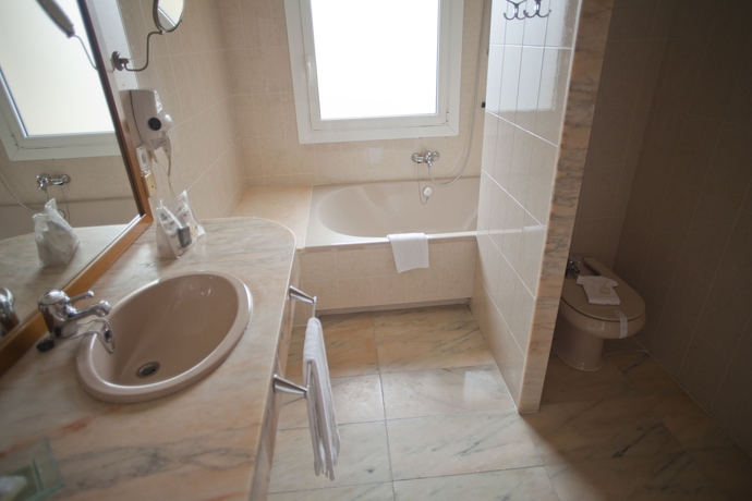 Imagen de la habitación del Hotel Subur Maritim. Foto 2