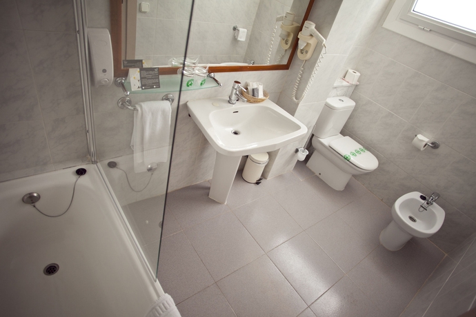 Imagen de la habitación del Hotel Subur Maritim. Foto 3