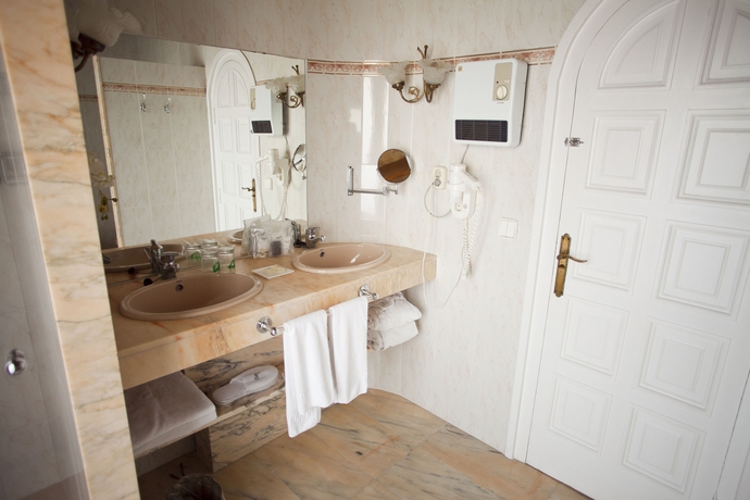 Imagen de la habitación del Hotel Subur Maritim. Foto 15