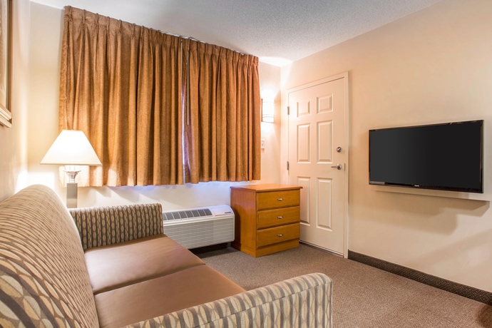 Imagen de los interiores del Hotel Suburban Extended Stay North - Ashley Phosphate. Foto 14