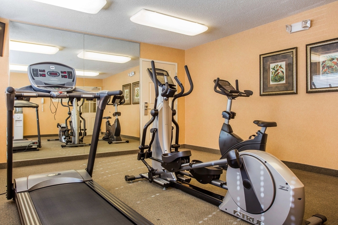 Imagen de los interiores del Hotel Suburban Extended Stay North - Ashley Phosphate. Foto 16