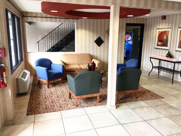 Imagen de los interiores del Hotel Suburban Studios Branson On The Strip. Foto 16