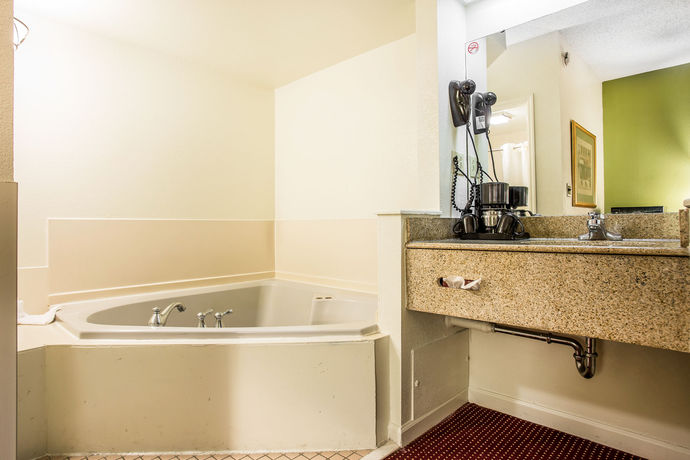 Imagen de la habitación del Hotel Suburban Studios Florence I-95. Foto 5