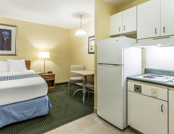 Imagen de la habitación del Hotel Suburban Studios Fort Myers Cape Coral. Foto 8