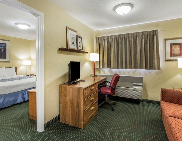 Imagen de la habitación del Hotel Suburban Studios Fort Myers Cape Coral. Foto 17