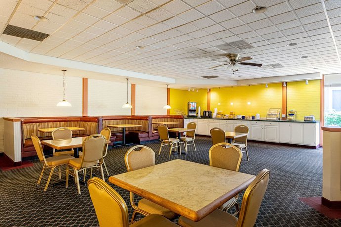 Imagen del bar/restaurante del Hotel Suburban Studios, Fredonia. Foto 3