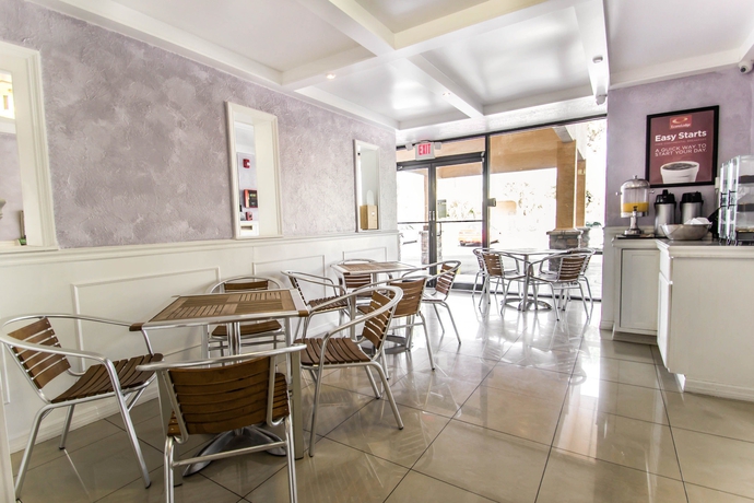 Imagen del bar/restaurante del Hotel Suburban Studios International Drive. Foto 5