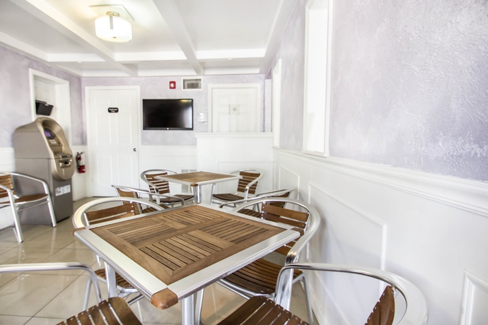 Imagen del bar/restaurante del Hotel Suburban Studios International Drive. Foto 6