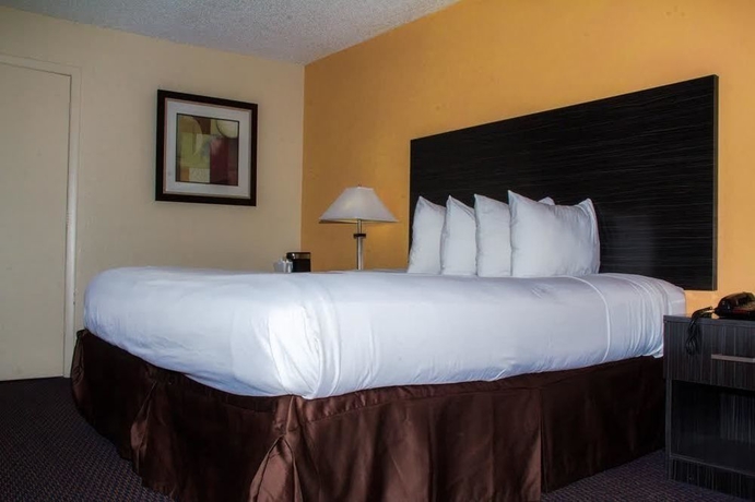 Imagen de la habitación del Hotel Suburban Studios International Drive. Foto 13