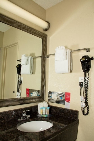 Imagen de la habitación del Hotel Suburban Studios International Drive. Foto 14