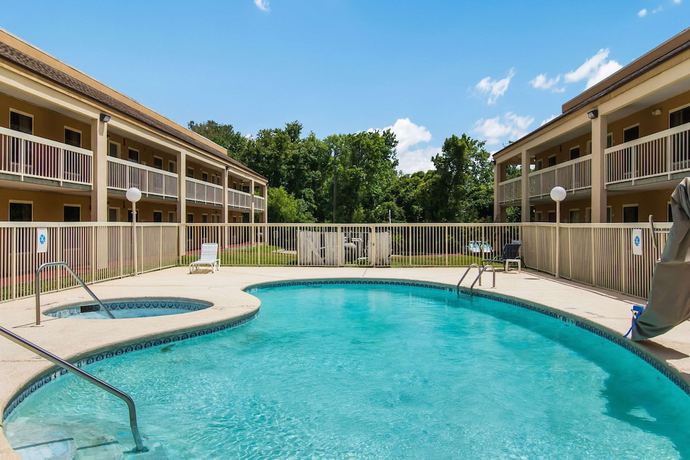 Imagen de la piscina del Hotel Suburban Studios Kingsland Near I-95. Foto 18